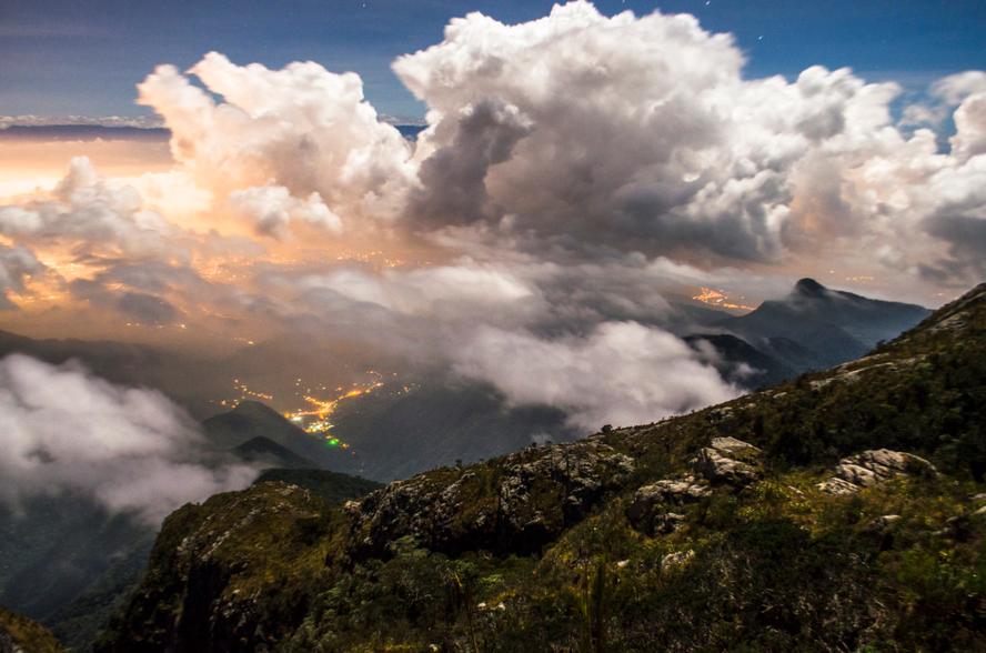 Farallones de Cali de noche